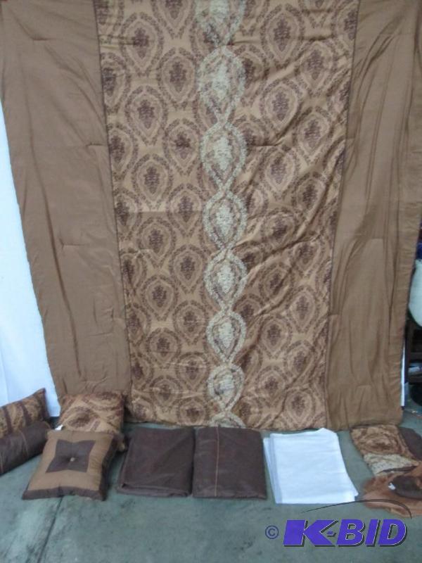 lot 22 image: Alcove Harlow 30 pc Queen Comforter Super Set