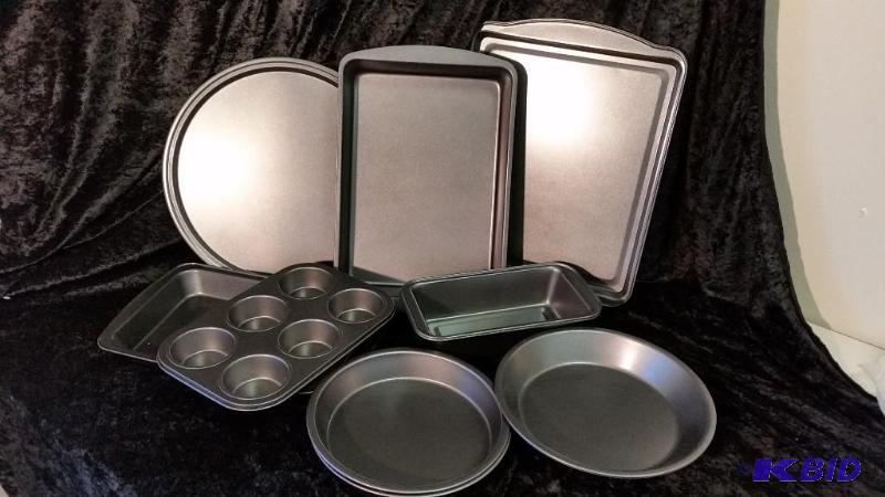 lot 17 image: Super Chef 12 pc. Non-stick Metal Bake ware Set.  New in Box