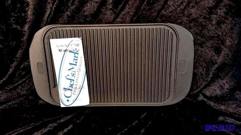 lot 7 image: Chefs Mark Reversible Cast Iron GrillGriddle.  New out of Box.
