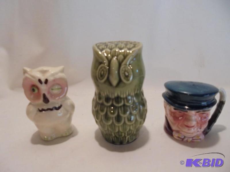 Lot of (3) vintage Salt and pepper shakers. &...