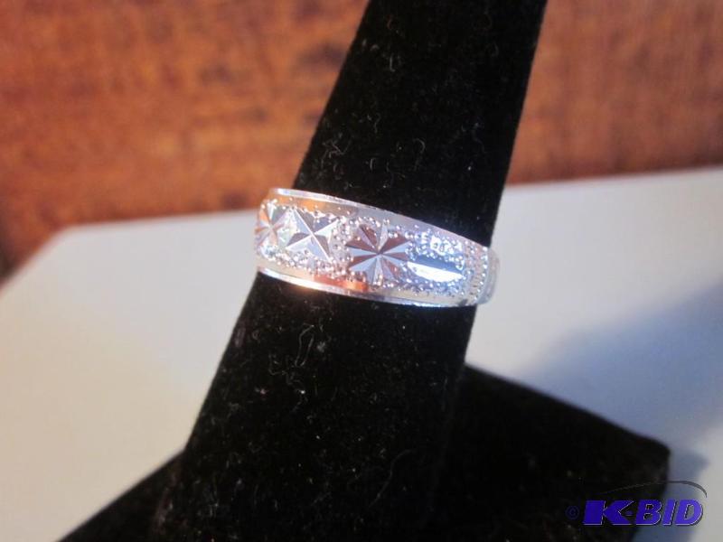 Unmarked Sterling Silver adjustable ring. &nb...