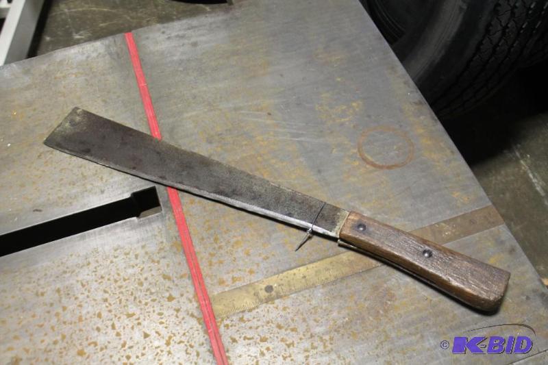 lot 16 image: Wooden-Handled Machete  Corn Knife