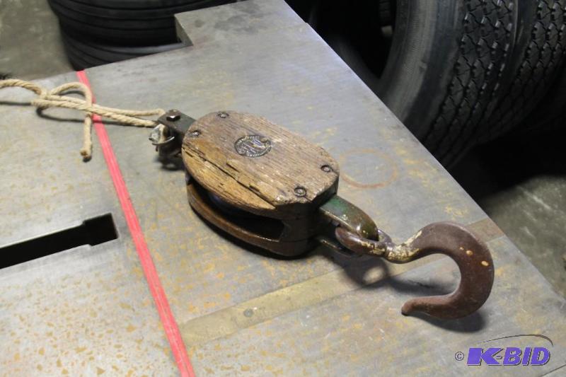lot 18 image: Antique Hook and Pulley