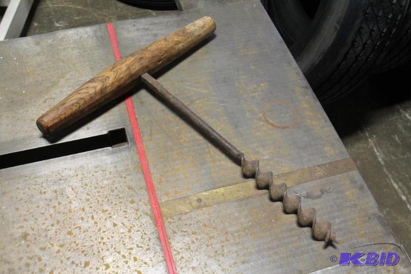 lot 20 image: Antique Screw Auger with Corkscrew-like bit