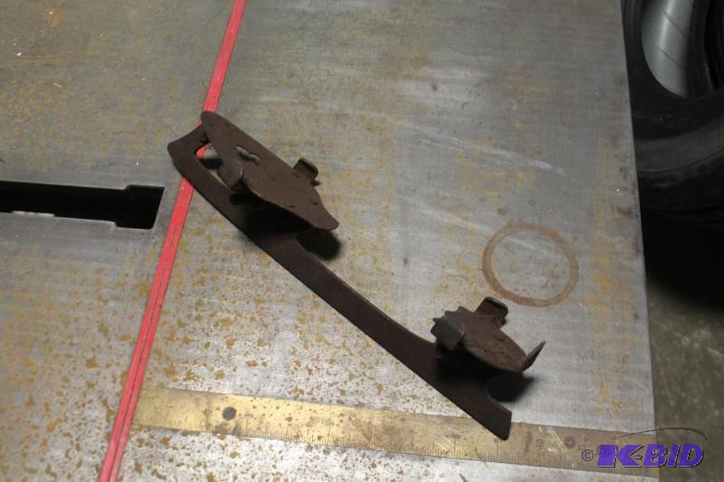 lot 23 image: Antique Metal Skate