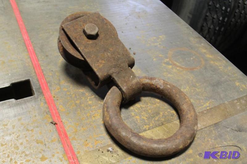 lot 25 image: Antique All-Metal Pulley