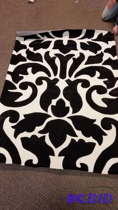Trio Collection Damask 5 x 7 Area Rug.  Black and White.  New out of plastic.  Small snag. See Pics.