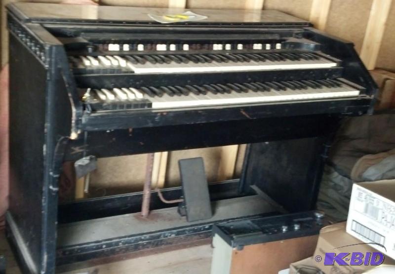 LARGE Beautiful Organ. With Lesley and bench....