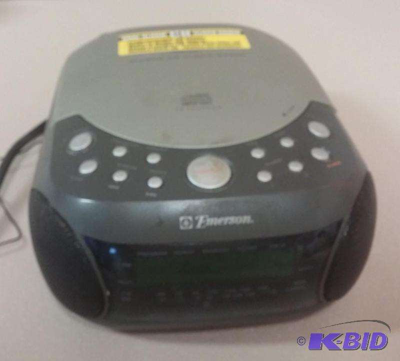 lot 13 image: Emerson Dual Alarm Clock CD Player AM FM Radi...