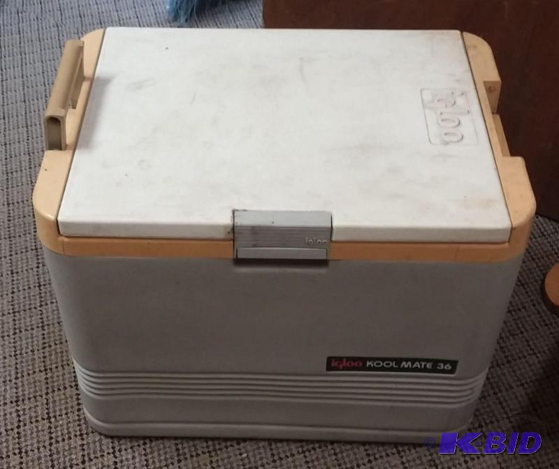 lot 2 image: Igloo Car Cooler. Plugs into cigarette lighte...