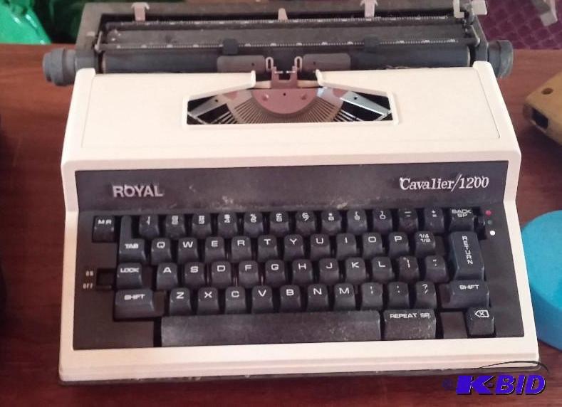 lot 3 image: Royal Cavalier 1200 Vintage Electric Typewrit...