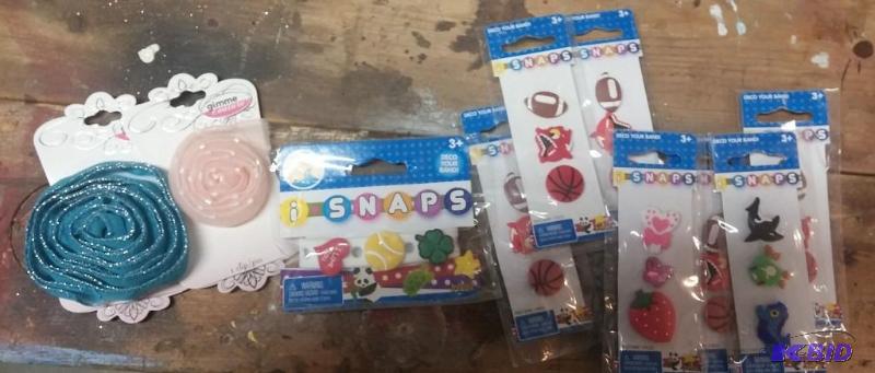 lot 38 image: Snaps childrens bracelet with extra snaps an...