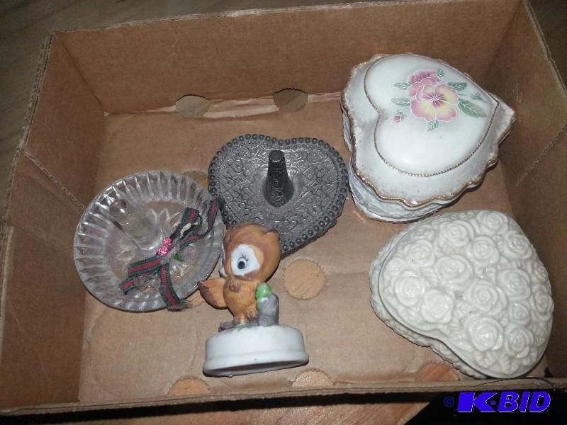 lot 63 image: Lot of small jewelry boxes and ring holders...