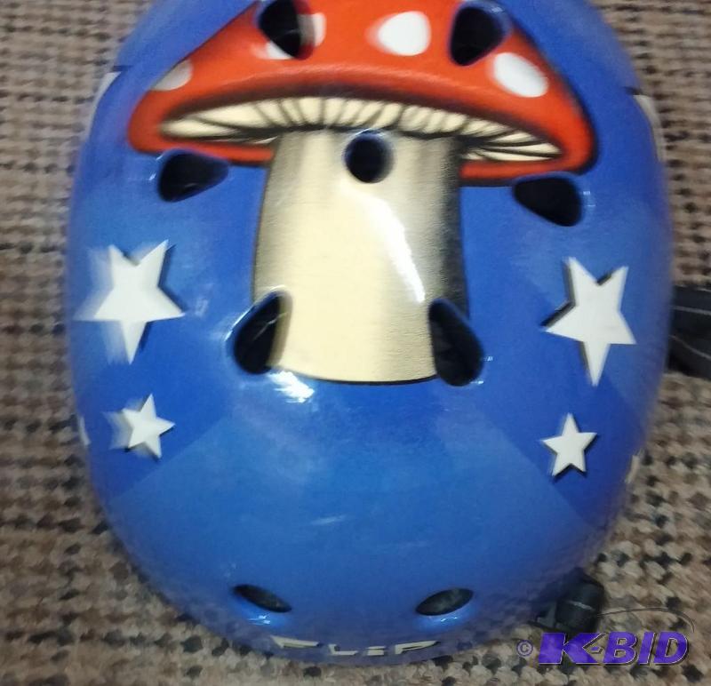 lot 68 image: Youth sized bicycle helmet with 2 sets of kne...