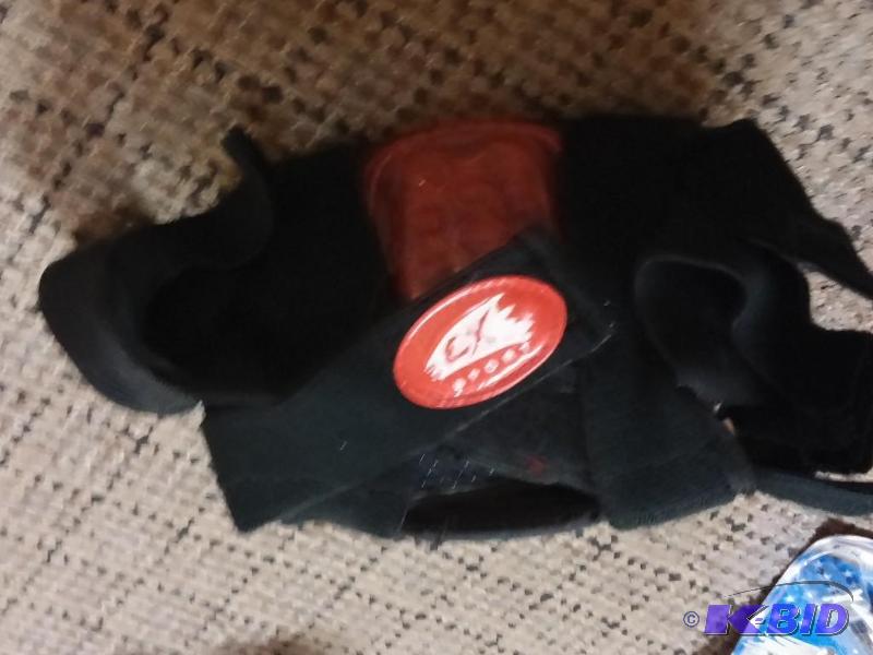 lot 69 image: Youth sized knee protectors with matching glo...