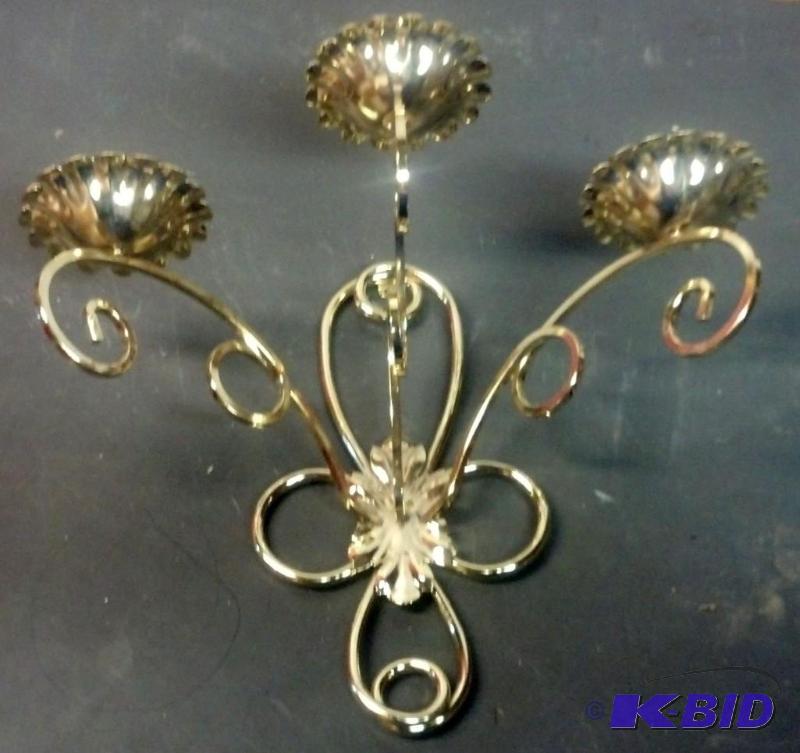 lot 95 image: Hanging Brass candle holder centerpiece...