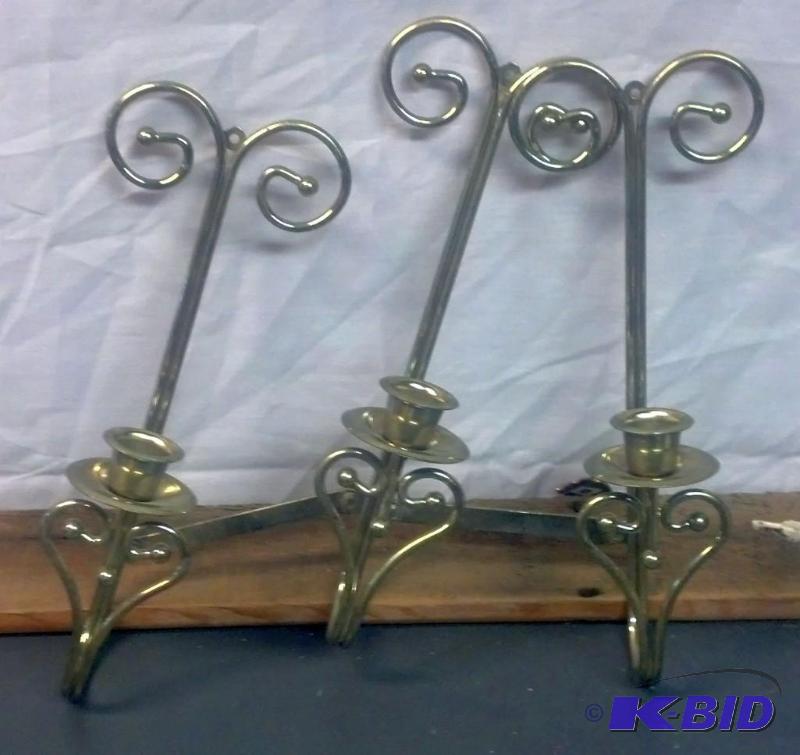lot 96 image: Hanging Brass candle holder centerpiece, fold...