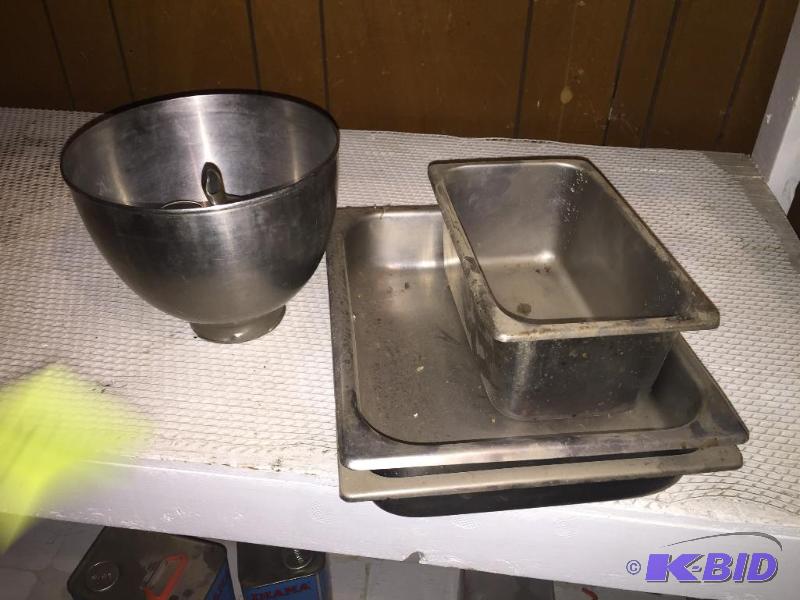 Stainless steel steam table pans and mixing b...