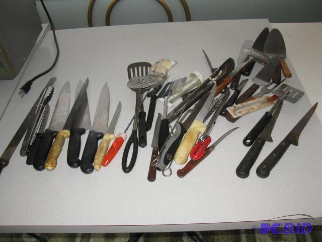 Misc knives, spatulas, potato peeler, tongs, ...