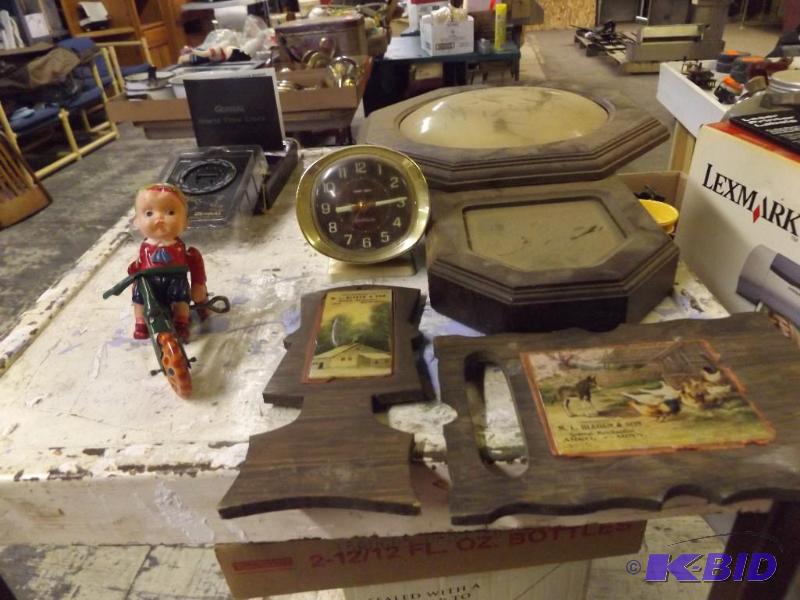 Advertising pieces, clocks, Tin toy...