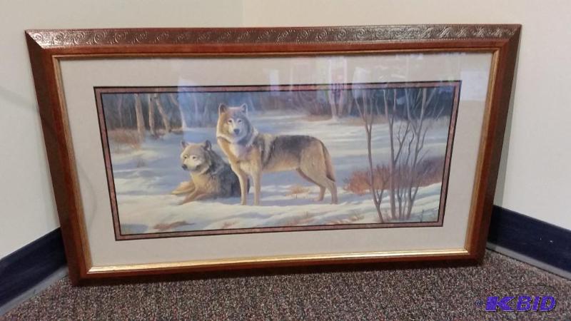 lot 7 image: Beautiful Wolf Print with Decorative Frame.