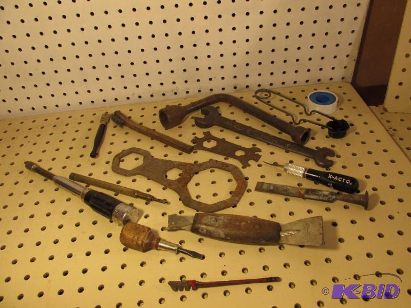 lot 100 image: Group of Miscellanous Tools