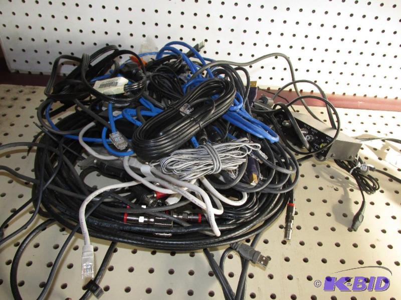 lot 22 image: Computer - phone cords