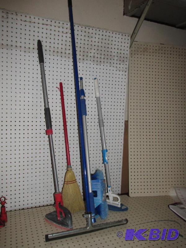 lot 27 image: Everything you need to CLEAN your home