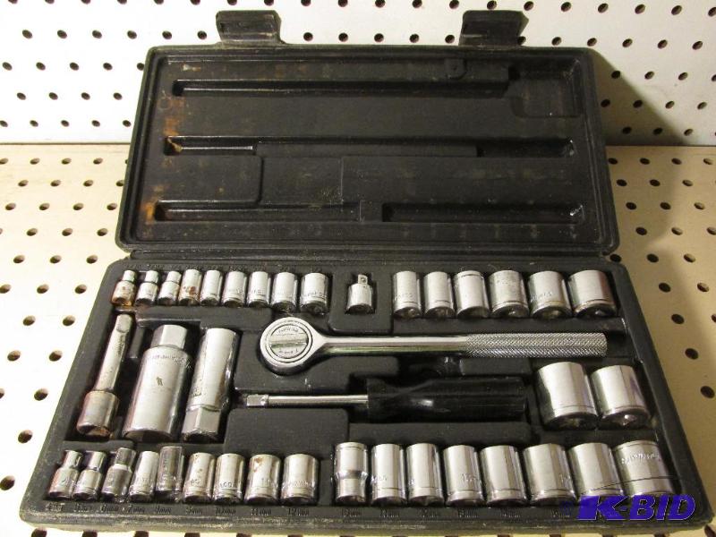 lot 40 image: Metric and Standard Socket Set - in a case