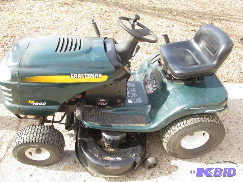lot 7 image: Craftsman 18hp Lawn Tractor  Runs and Cuts Great 42 Cut