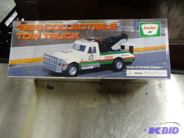 lot 119 image: Sinclair 1998 collectible tow truck. Battery ...