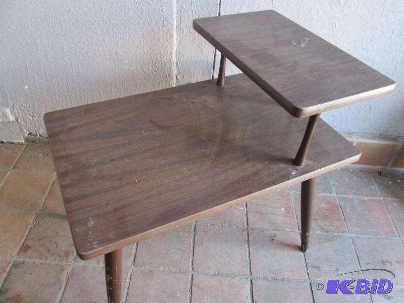 lot 151 image: Vintage end table...