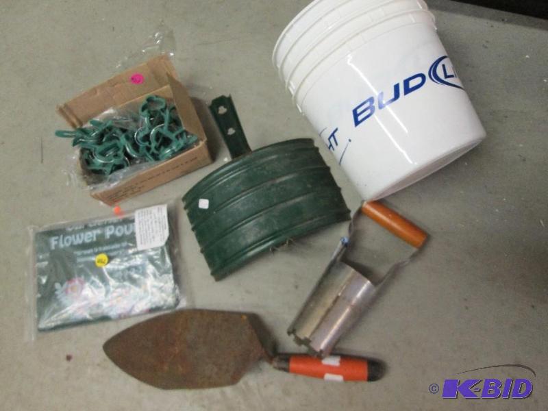 lot 195 image: Gardeners lot....hose holder, trowel, bulb pl...