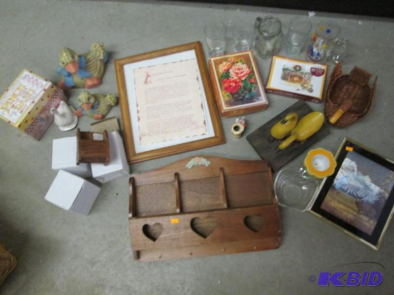lot 196 image: Lot of assorted household and dcor...