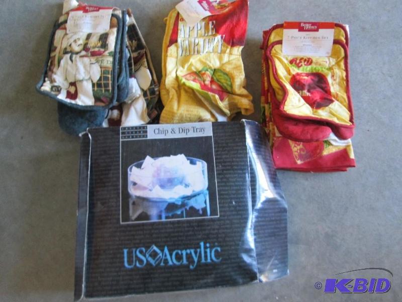 lot 203 image: Lot of 3 towel and oven mitt sets, and a chip...