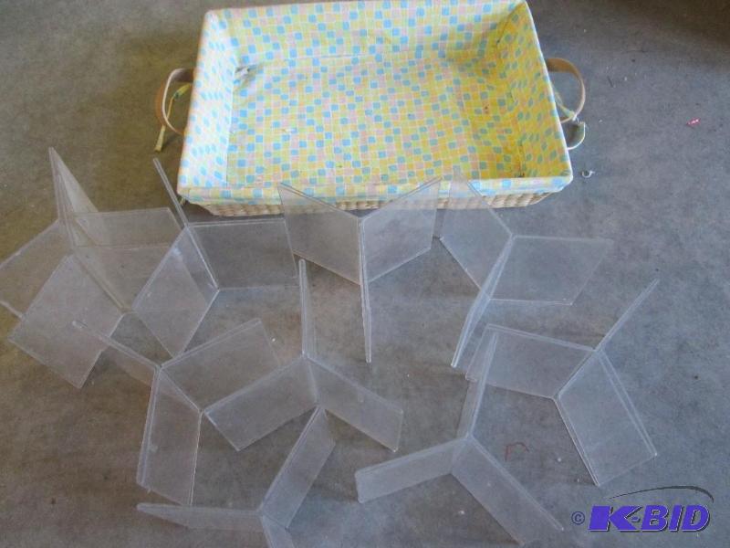 lot 231 image: Lot of 3 sided acrylyc display holders10 tota...