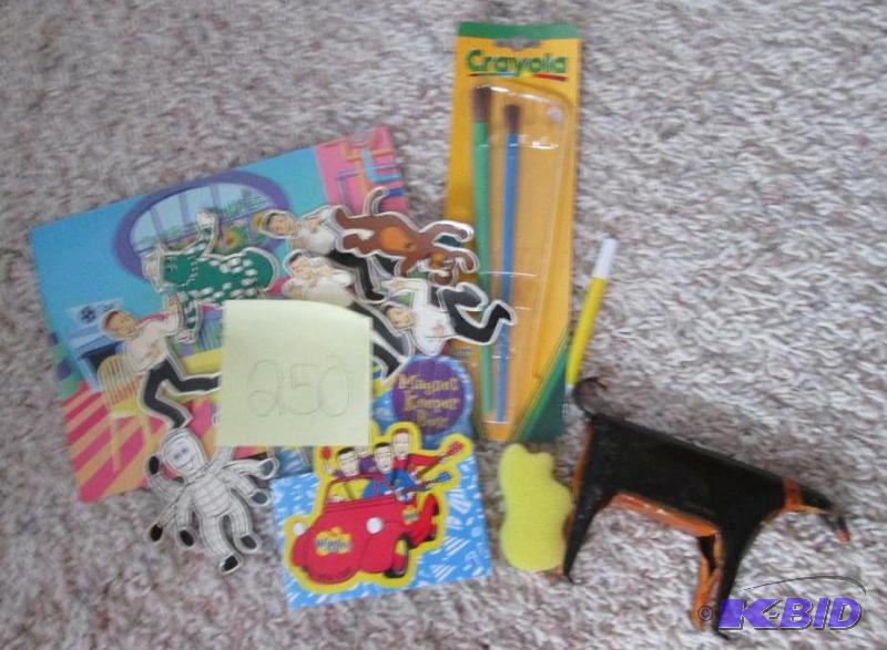 lot 250 image: mixed lot of magnets, paintbrushes, sponges, ...