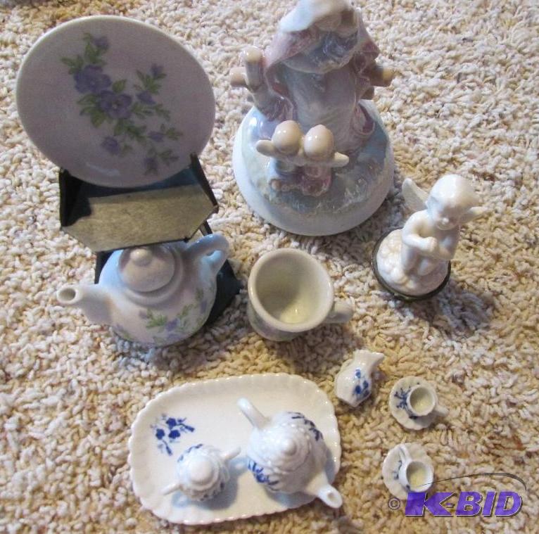 lot 281 image: mini glass tea set, decorrative angle with ki...
