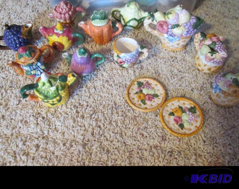 lot 283 image: mixed lot of decorative tea pots and plates...
