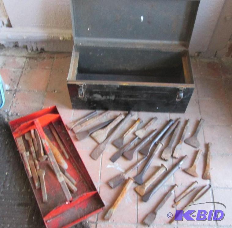lot 42 image: Metal tool box filled with all sorts of chise...