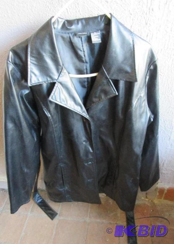 lot 76 image: Vinyl jacket by Xhileration, size XL...