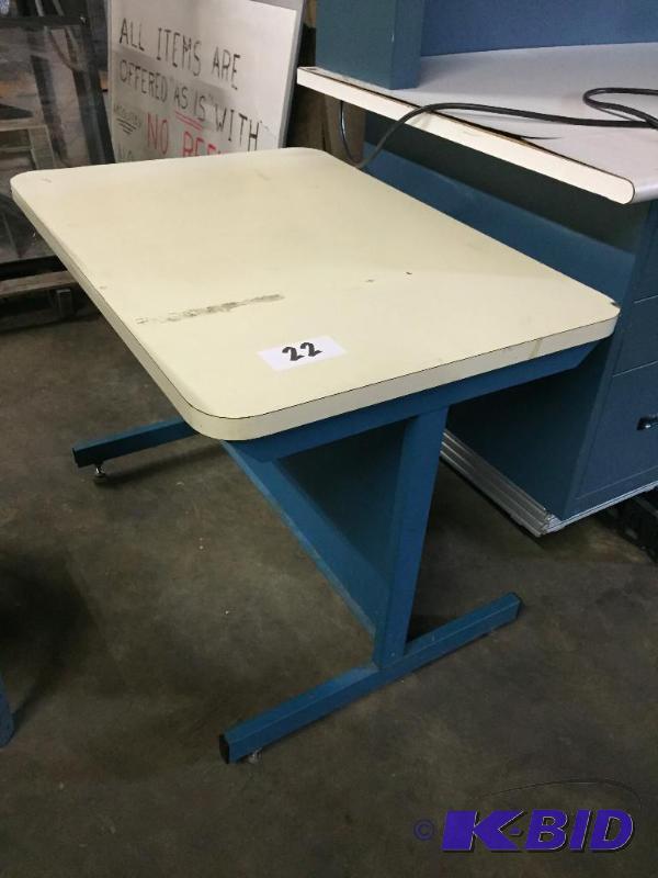 lot 22 image: Shop  work table....