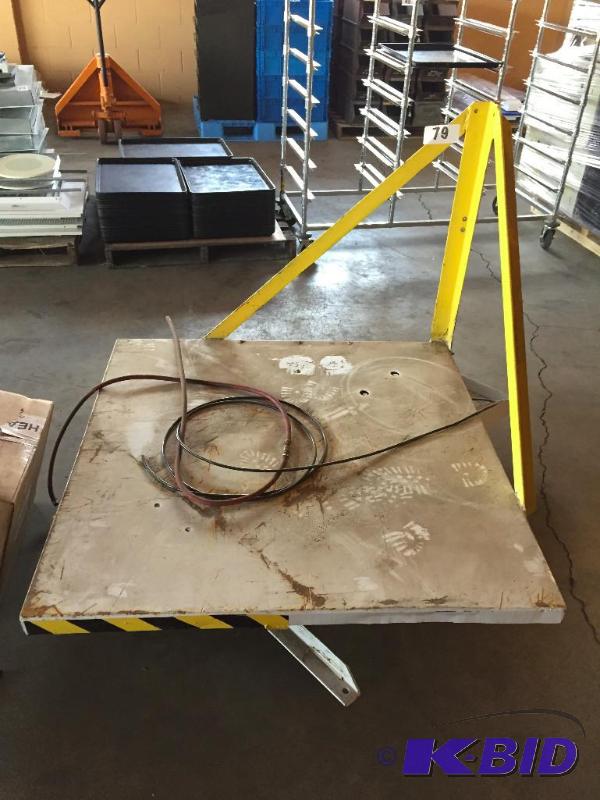 lot 79 image: Pallet  gaylord box tipping table....