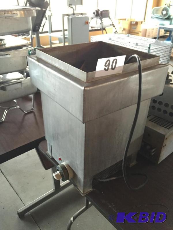 lot 90 image: Table top heater tank unit....