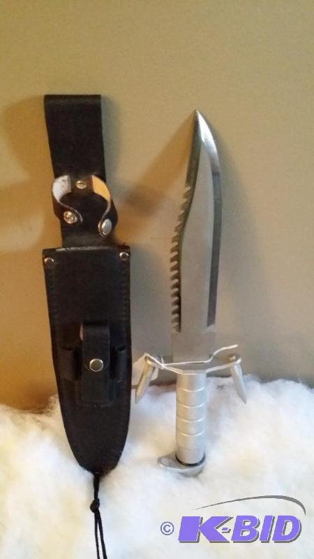 lot 30 image: Hunting Style Knife