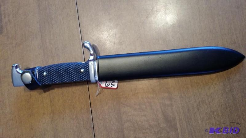 lot 65 image: Knife