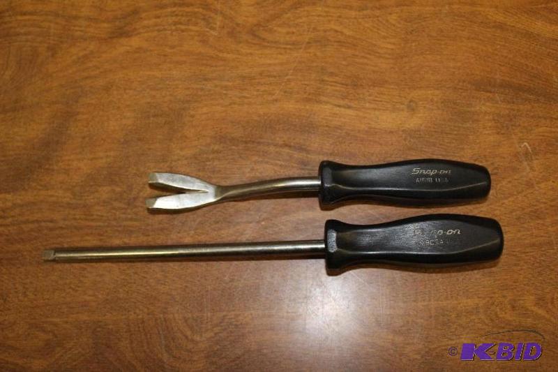 lot 116 image: Snap-on Trim Pad Remover and 14 Driver