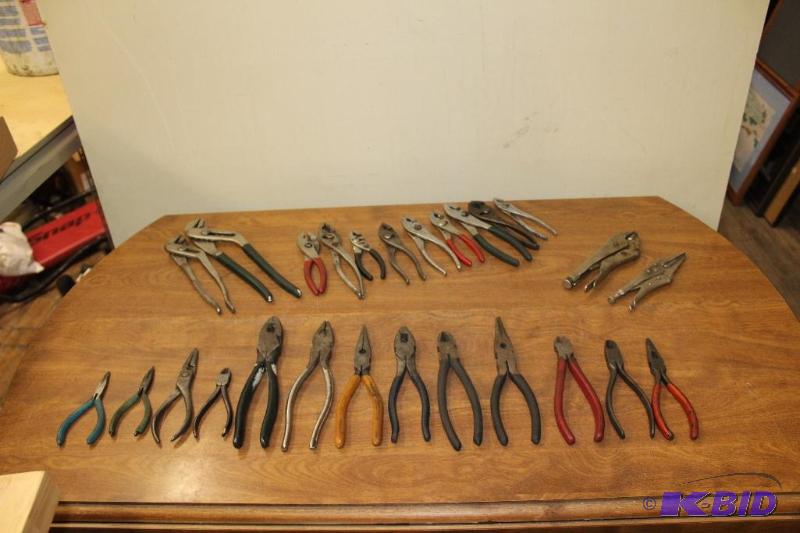lot 127 image: Huge lot of Pliers, Vise Grips, etc..