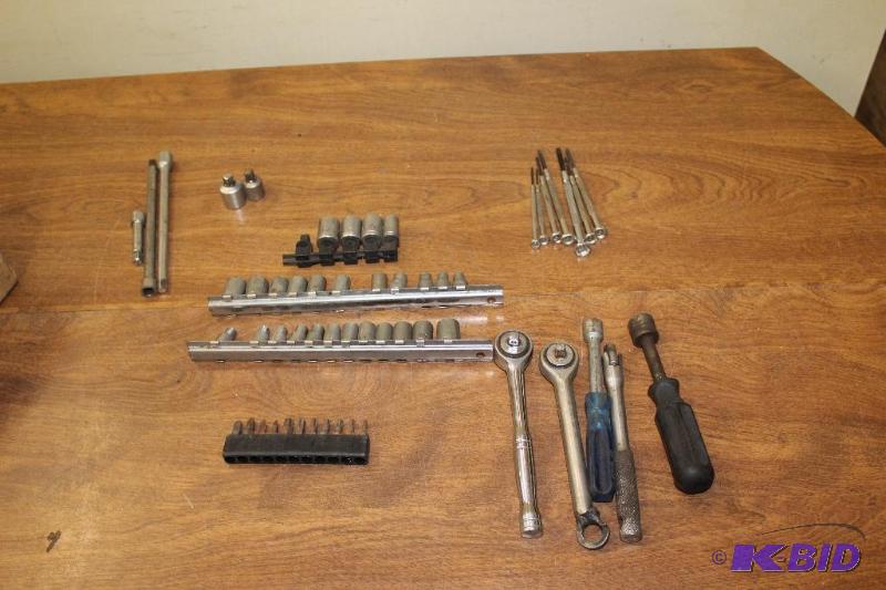lot 129 image: 14 Drive Ratchets, Sockets, etc..