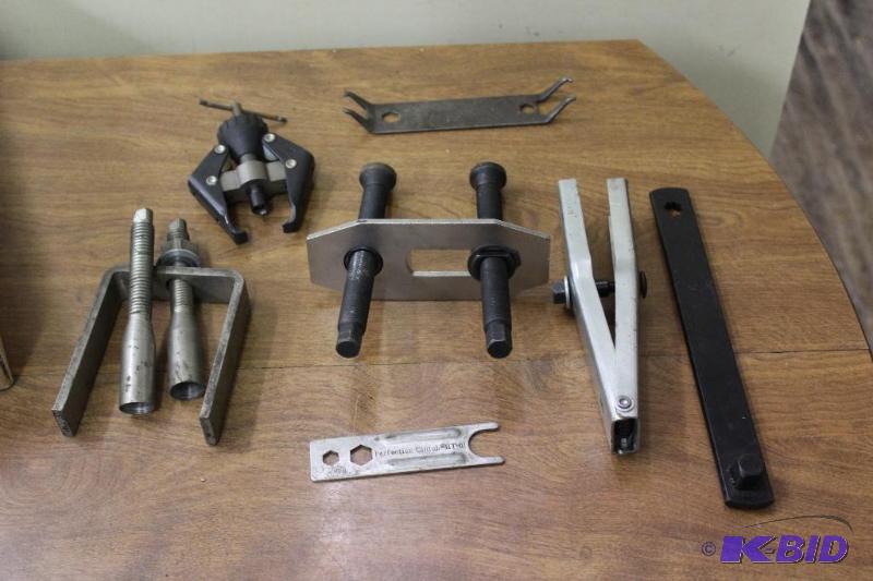 lot 165 image: Pulley Pullers